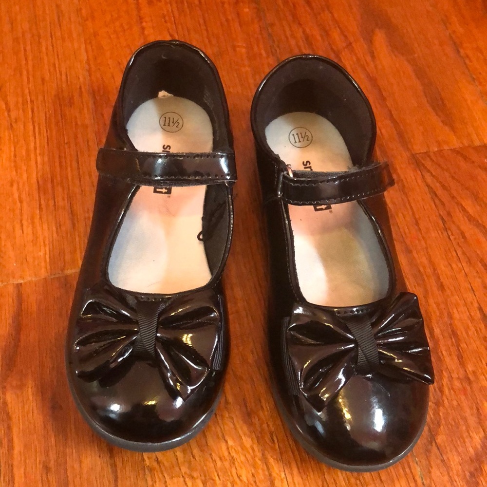 Smart fit black girls dress shoes. Never worn.